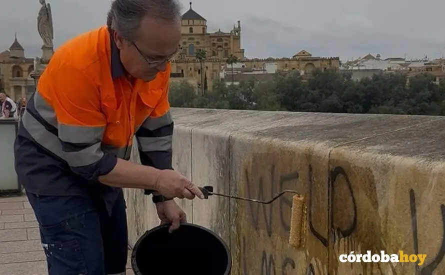 Equipo de limpieza de Sadeco ante las pintadas en el Puente Romano FOTO AYUNTAMIENTO DE C&Oacute;RDOBA