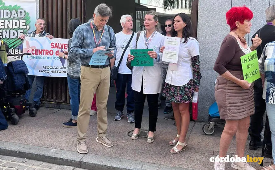 Concentraci&oacute;n vecinal a las puertas del centro de salud Lucano