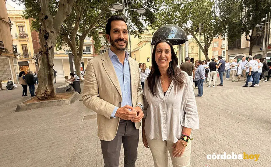 La candidata de Vox al Parlamento de Andaluc&iacute;a para las elecciones del 17 mayo, Paula Badabelli, junto al candidato n&uacute;mero 4, Javier Baz&aacute;n FOTO VOX