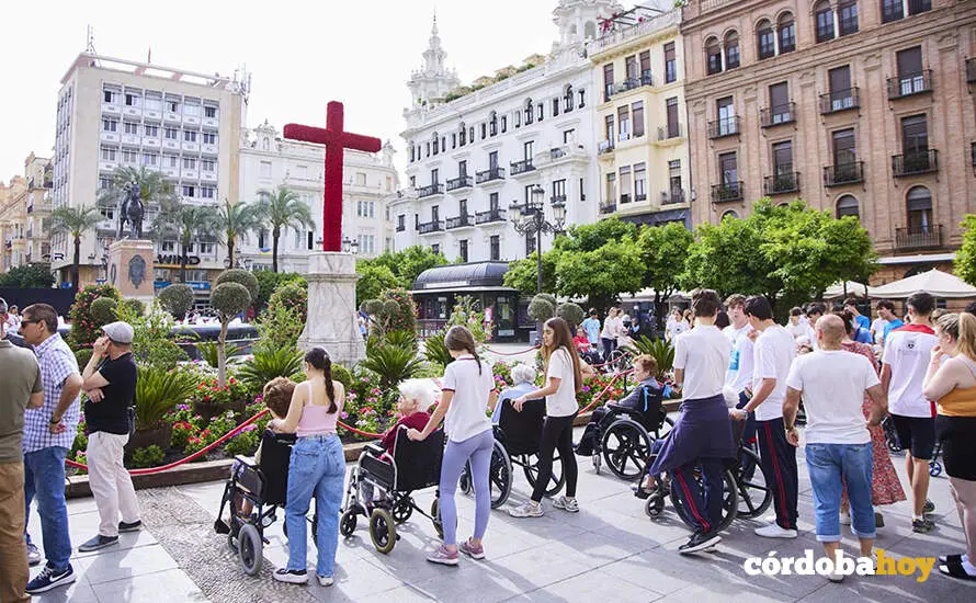 Detalle de la Cruz de Mayo de la plaza de las Tendillas en una de la grandes fiestas de la ciudad cordobesa FOTO JOAQU&Iacute;N CORCHERO / EUROPA PRESS