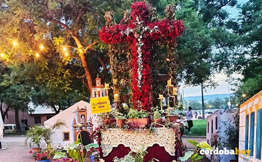 Cruz de Mayo de la Hermandad del Descendimiento de C&oacute;rdoba, en los Jardines de la Virgen del Roc&iacute;o FOTO EUROPA PRESS