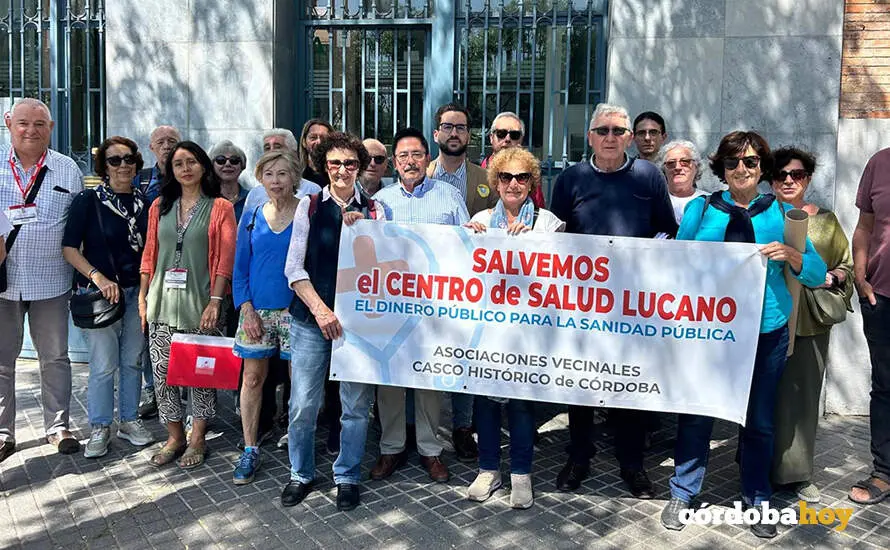 Vecinos y vecinas entregan en Salud las firmas en defensa del centro de salud Lucano