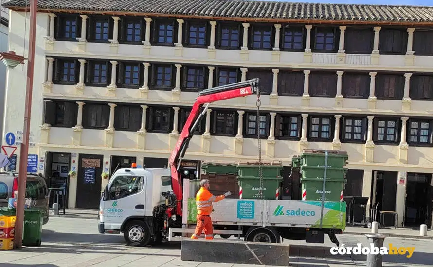 Un operario de Sadeco descarga contenedores de basura de la empresa municipal FOTO EUROPA PRESS