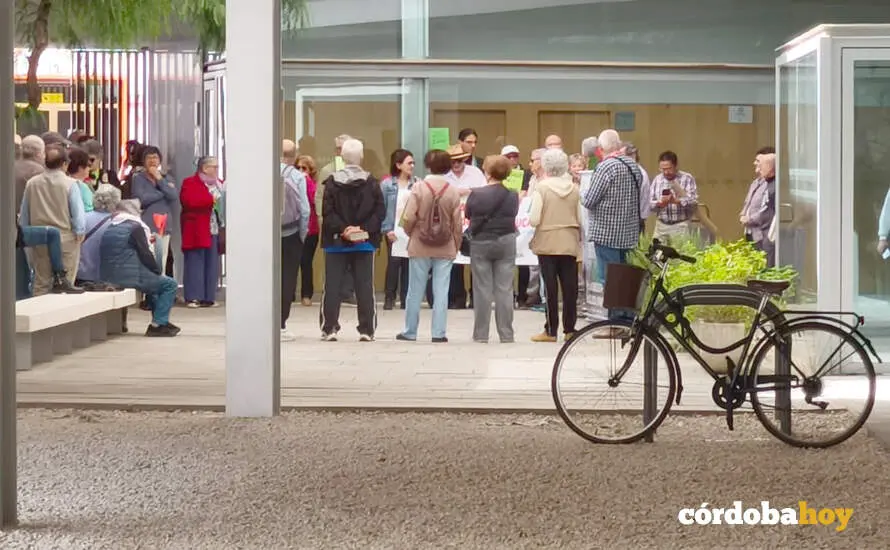 Concentraci&oacute;n vecinal a las puertas del centro de salud Lucano