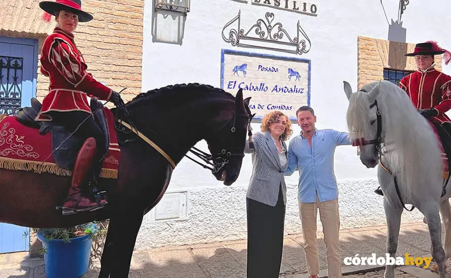 La gerente&nbsp;de La Posada del Caballo Andaluz, Isabel Rosales, y el gerente de C&oacute;rdoba&nbsp;Ecuestre, Javier&nbsp;G&oacute;mez, entre los dos caballos FOTO GRUPO ROSALES