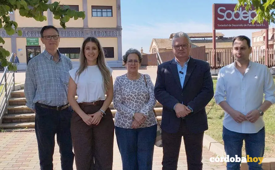 Morales (segunda por la dcha.) y Algar (cuarta) en la atenci&oacute;n a medios frente a la sede de Sodepo FOTO
PSOE