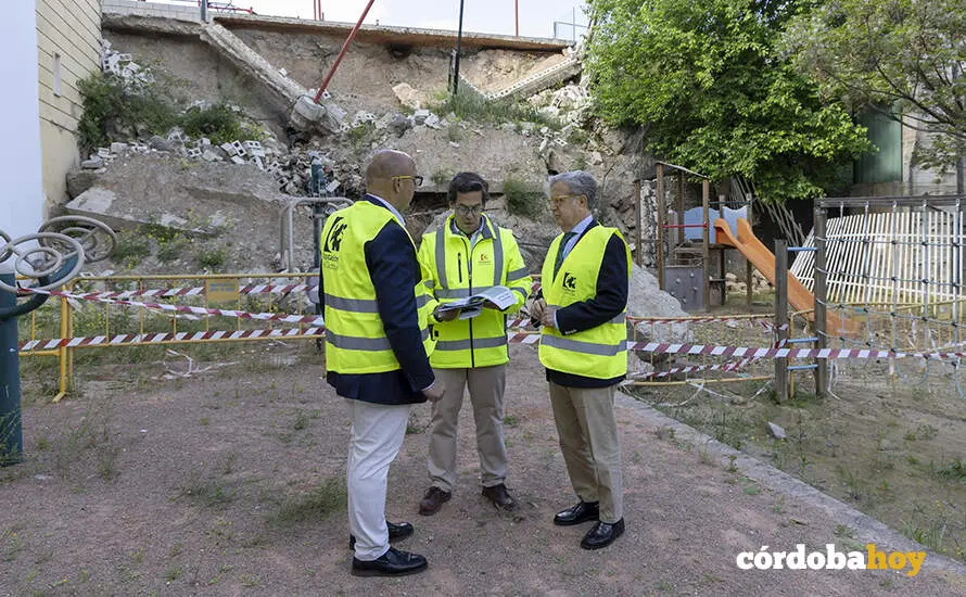 Salvador Fuentes (derecha) en su visita al muro afectado por las borrascas en Rute FOTO DIPUTACI&Oacute;N DE C&Oacute;RDOBA