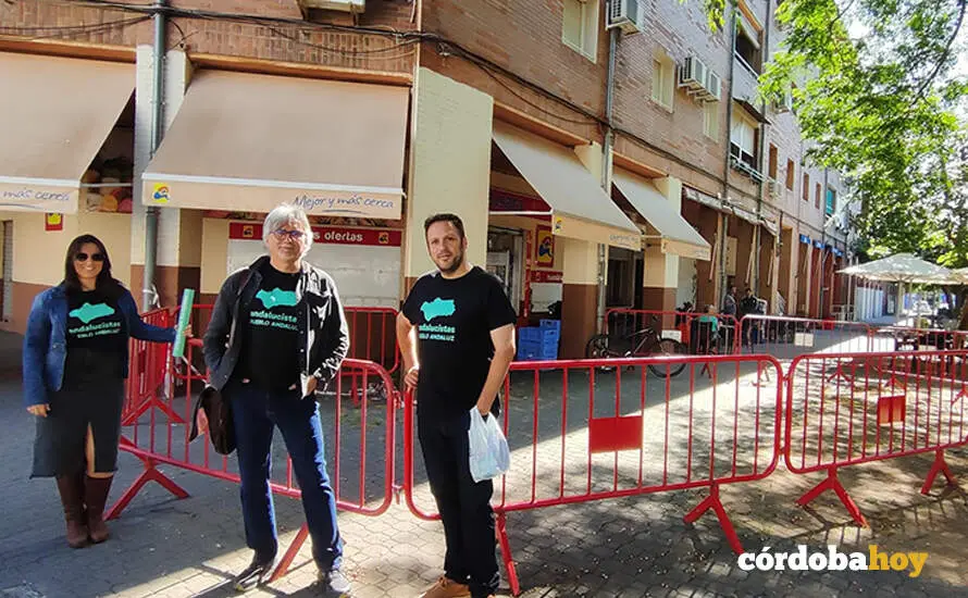 Miembros de la coalici&oacute;n Andalucistas en el barrio de Las Moreras FOTO ANDALUCISTAS