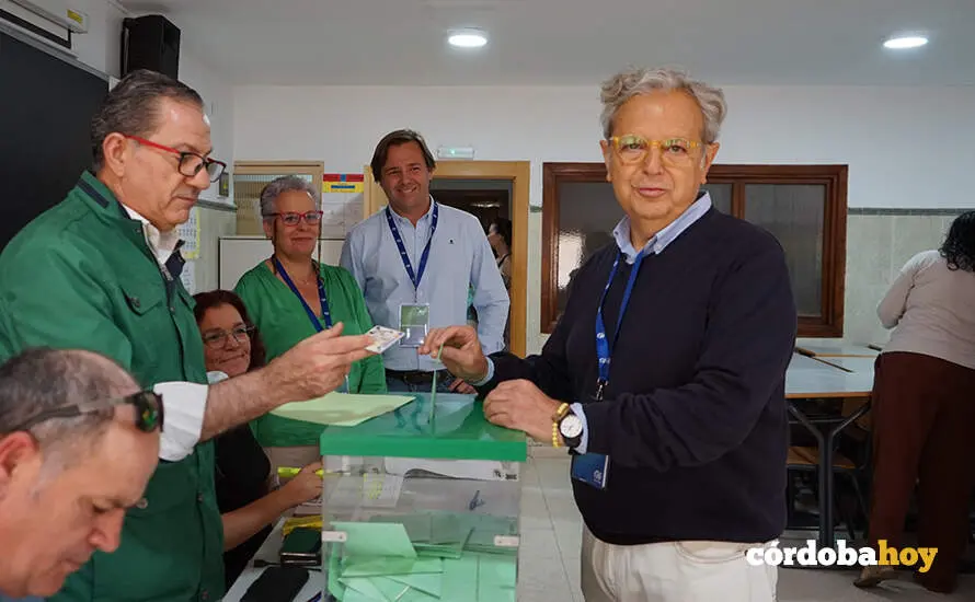 Salvador Fuentes ejerciendo su derecho a voto esta ma&ntilde;ana
