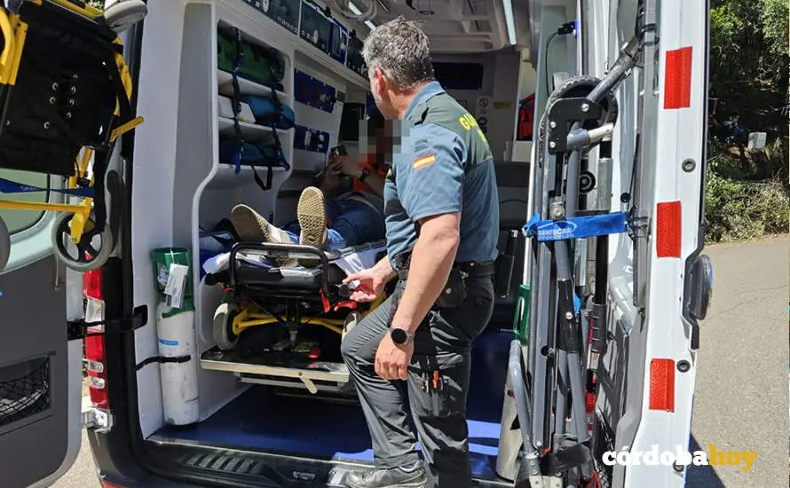 Unos de los agentes intervinieres con el hombre herido en la ambulancia FOTO GUARDIA CIVIL