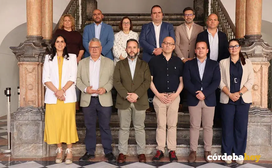 El nuevo portavoz del PSOE en la Diputaci&oacute;n, Pepe &Aacute;lvarez (primera fila, tercero por la izda.), junto a Esteban Morales (segundo) y el resto de diputados socialistas. FOTO PSOE