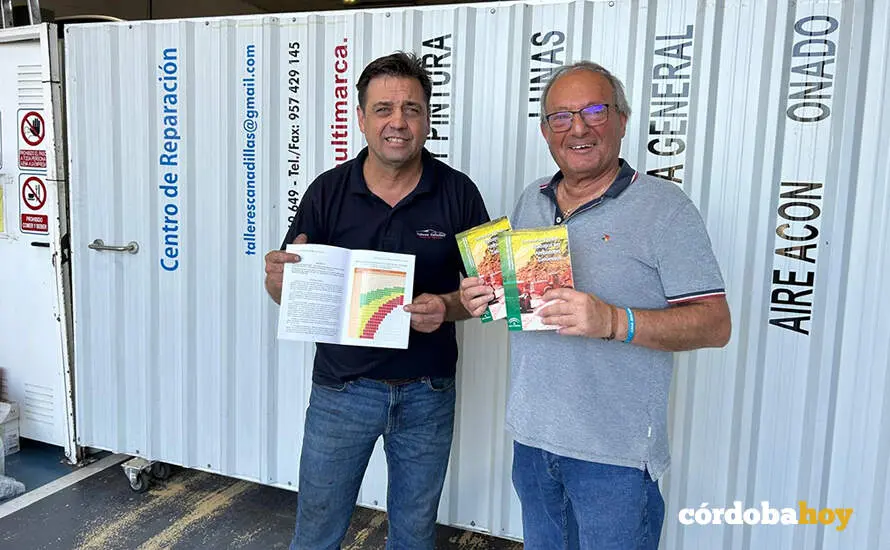 Jaime Sarmiento (derecha) den el reparto de informaci&oacute;n de normativa sobre el calor en La&nbsp;Torrecilla FOTO UGT
