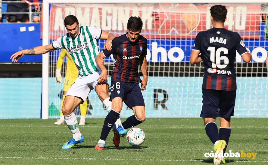 Fuentes disputa un bal&oacute;n en el partido del C&oacute;rdoba ante la SD Eibar FOTO LALIHA HYPERMOTION