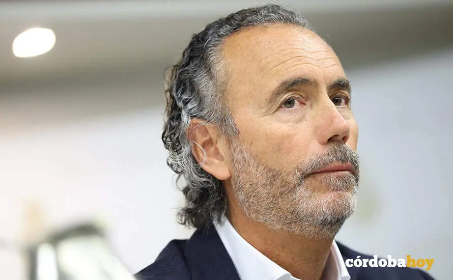 El presidente de la Asociaci&oacute;n V&iacute;ctimas Descarrilamiento Adamuz (AVDA), Mario Samper Pereira, comparece ante la Comisi&oacute;n de Investigaci&oacute;n sobre el estado de la red ferroviaria en Espa&ntilde;a, en el Senado FOTO ALEJANDRO MART&Iacute;NEZ V&Eacute;LEZ / EUROPA PRESS