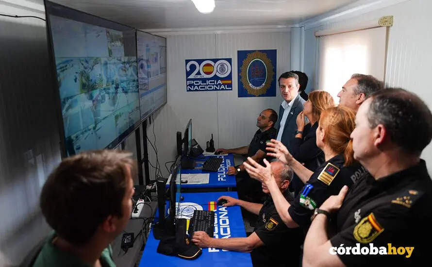 Jos&eacute; Mar&iacute;a Bellido y Ana L&oacute;pez en la sala de control de la comisar&iacute;a conjunta de Polic&iacute;a en la Feria FOTO AYUNTAMIENTO DE C&Oacute;RDOBA