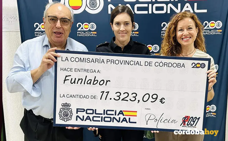 La Polic&iacute;a Nacional entrega a la Asociaci&oacute;n Funlabor, Fundaci&oacute;n cordobesa para la Integraci&oacute;n Laboral de Personas con Discapacidad, un cheque con valor de 11.323,09 euros de la II Carrera Solidaria Ruta 091 FOTO POLIC&Iacute;A NACIONAL