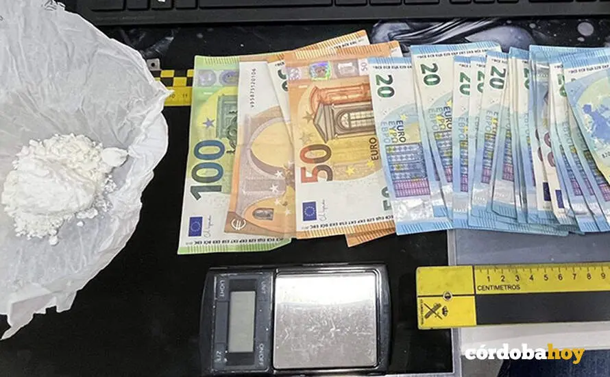 Dinero y droga intervenidos en la localidad cordobesa de Puente Genil tras la detenci&oacute;n de cuatro personas FOTO GUARDIA CIVIL