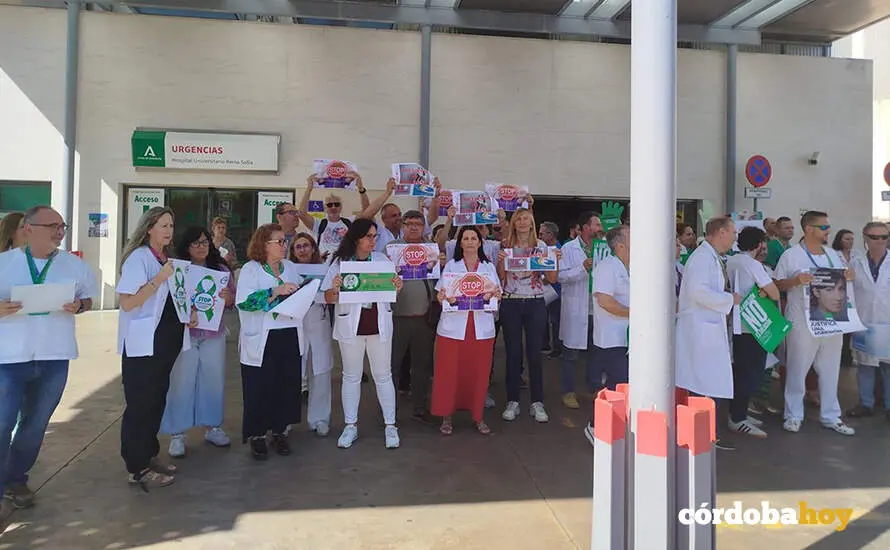 Concentraci&oacute;n de profesionales sanitarios y sindicalistas de UGT para mostrar su rechazo a la agresi&oacute;n sufrida por un enfermero en el Hospital Reina Sof&iacute;a de C&oacute;rdoba FOTO UGT SP