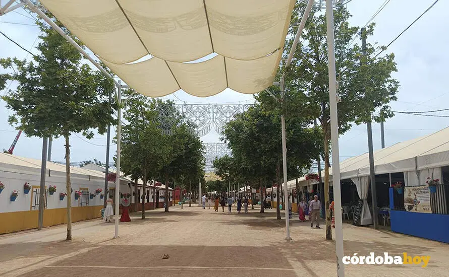 Una calle de la Feria de C&oacute;rdoba entoldada FOTO EUROPA PRESS