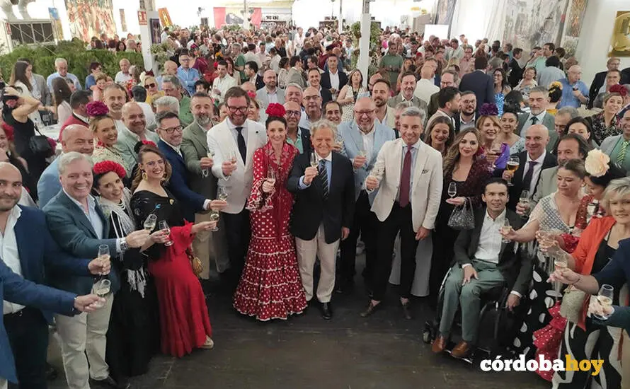 El presidente de la Diputaci&oacute;n de C&oacute;rdoba, Salvador Fuentes, junto a miembros de la Corporaci&oacute;n y otras autoridades brinda en la Feria de Nuestra Se&ntilde;ora de la Salud FOTO EUROPA PRESS