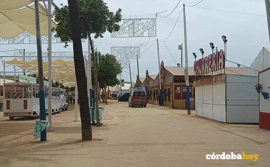 Una ambulancia, al fondo, presta un servicio en la calle Guadalquivir del recinto ferial de El Arenal durante la Feria de Nuestra Se&ntilde;ora de la Salud FOTO EUROPA PRESS