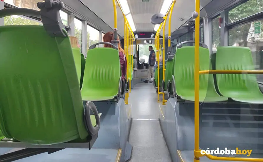 Interior de un autob&uacute;s de Aucorsa en C&oacute;rdoba FOTO EUROPA PRESS