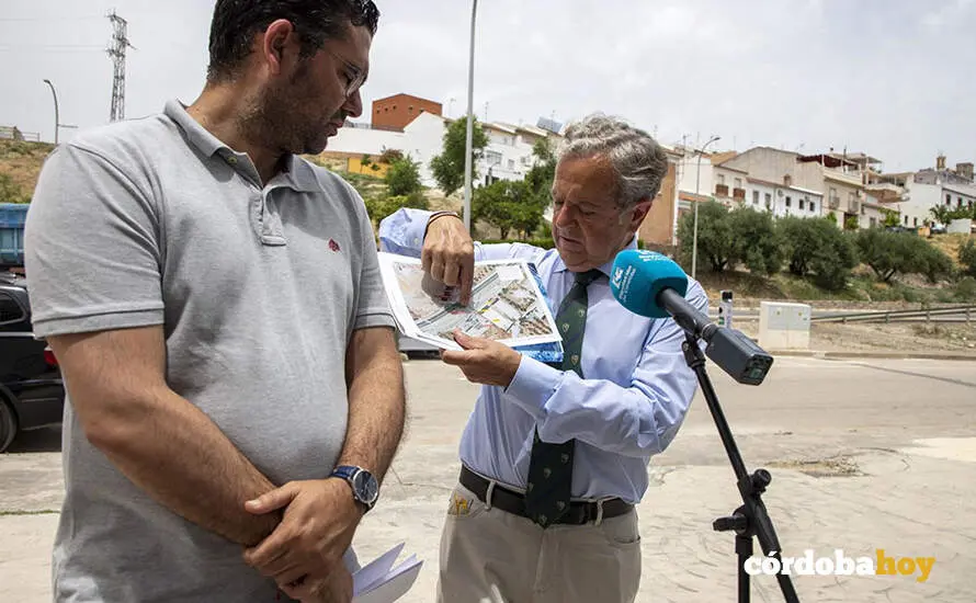 El presidente de la Diputaci&oacute;n de C&oacute;rdoba, Salvador Fuentes, visitando las obras de renovaci&oacute;n del colector de saneamiento que atraviesa la N-432 a su paso por Espejo FOTO DIPUTACION DE CORDOBA