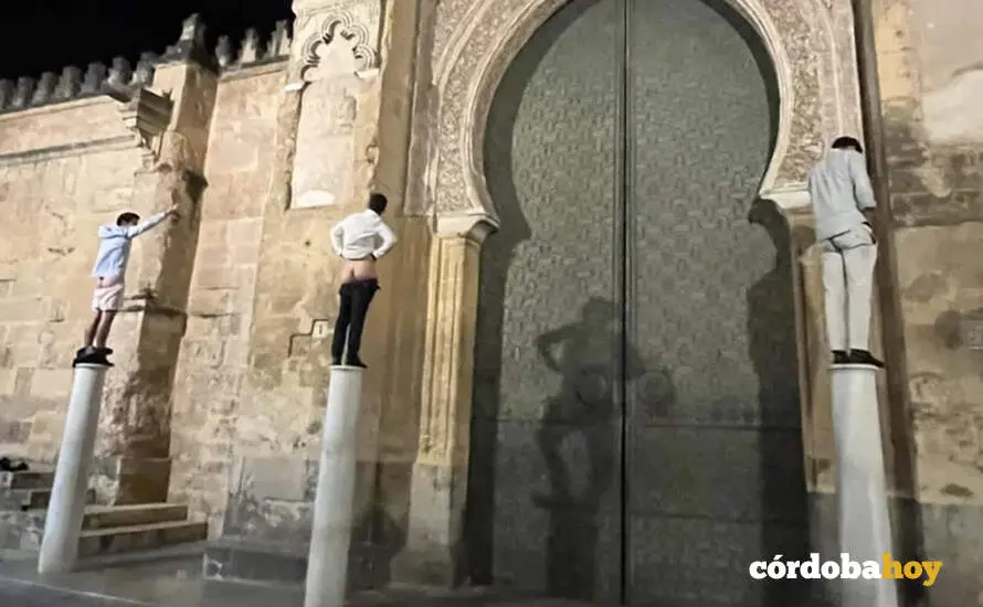 Imagen de los j&oacute;venes miccionando sobre la Mezquita-Catedral en una imagen subida por ellos mismos a las redes sociales FOTO NODO CORDUBA