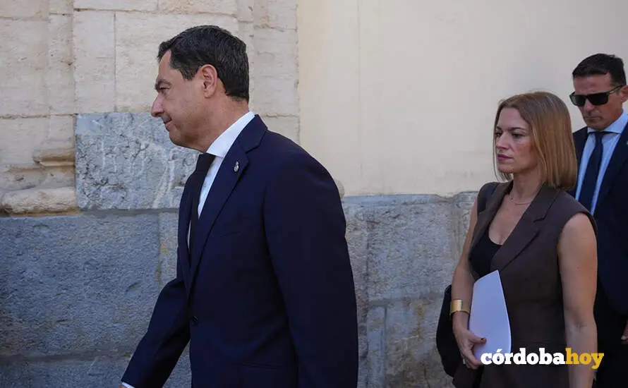 Juanma Moreno en el entierro de G&oacute;mez Villamandos