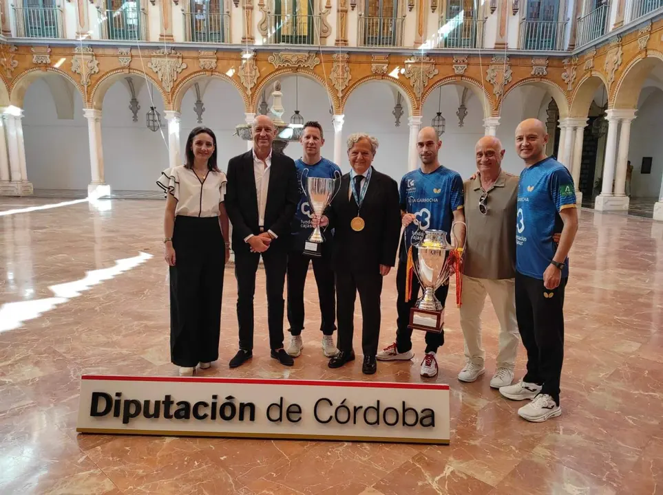 El presidente de la Diputaci&oacute;n, Salvador Fuentes (centro), recibe al Real Priego Fundaci&oacute;n Kutxabank de Tenis de Mesa FOTO  EUROPA PRESS