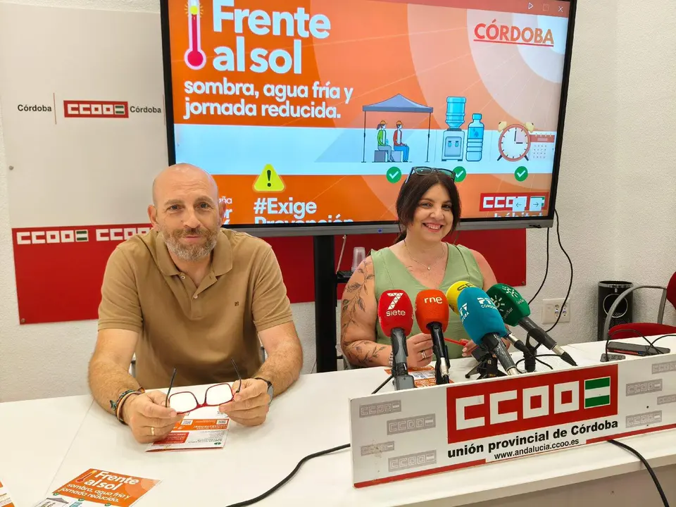 David Quintana y Esperanza S&aacute;nchez, durante la presentaci&oacute;n de la campa&ntilde;a 'Frente al sol Sombra, agua fr&iacute;a y jornada reducida' FOTO CCOO
