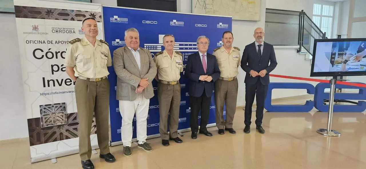 El presidente de CECO, Antonio D&iacute;az, y el teniente general Guillermo Ram&iacute;rez Altozano en la foto familar tras el encuentro FOTO CECO