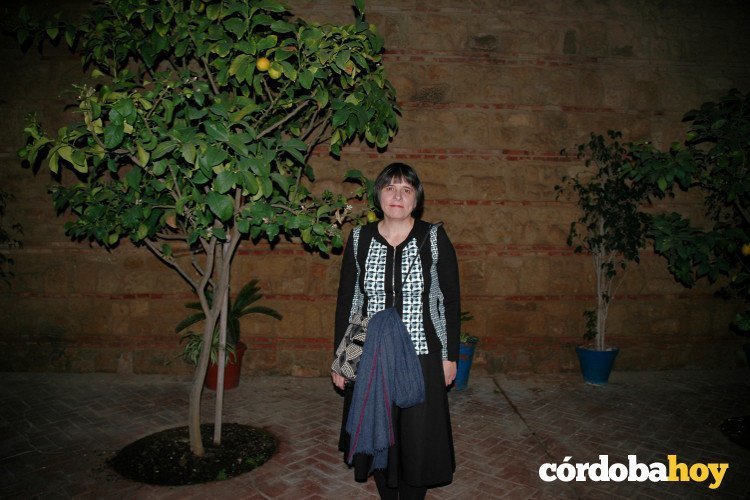 Rosa Colmenarejo en el patio de la Asociación de Vecinos Alcázar Viejo