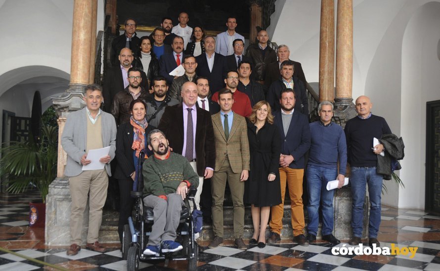 Foto de familia tras la firma de convenios de la Diputación con su presidente, Antonio Ruiz, y su delegado de Deportes, Martín Torralbo, a la cabeza
