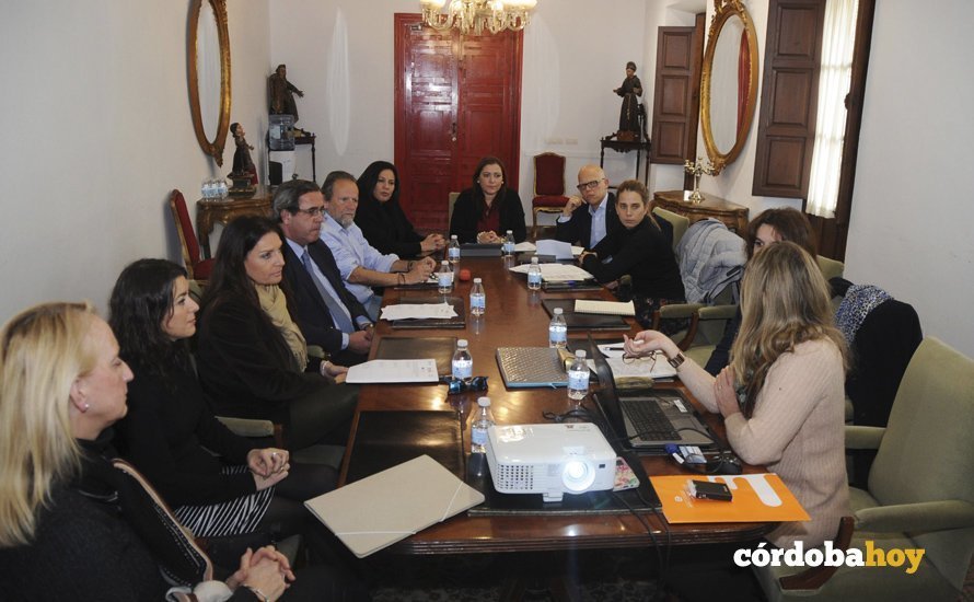 La presidenta de IPRODECO, Ana Carrillo, al frente de la reunión con distintos actores de la provincia
