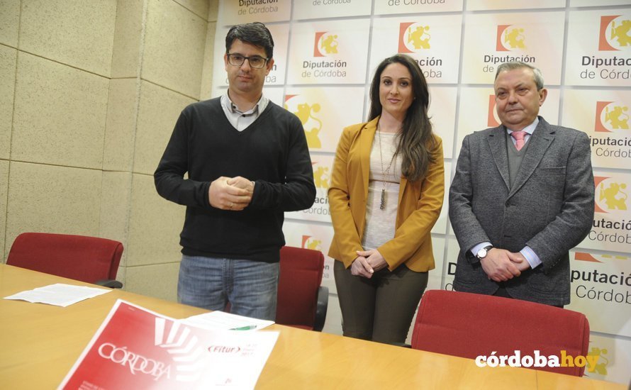 El teniente alcalde de Córdoba, Pedro García, la delegada de Turismo de Diputación, Carmen Gómez, y su homólogo de la Junta, Francisco Alcalde