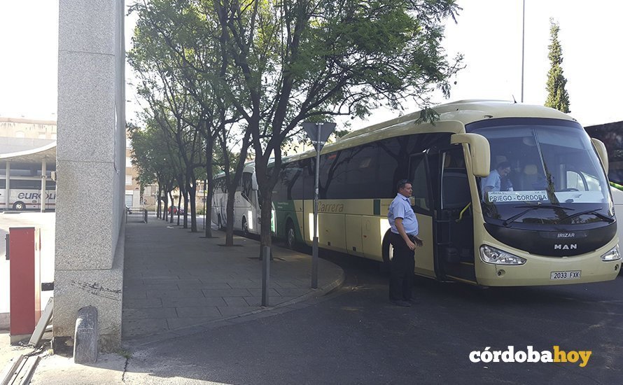 Autobús del Consorcio de Transporte de Córdoba junto a la estación de autobuses