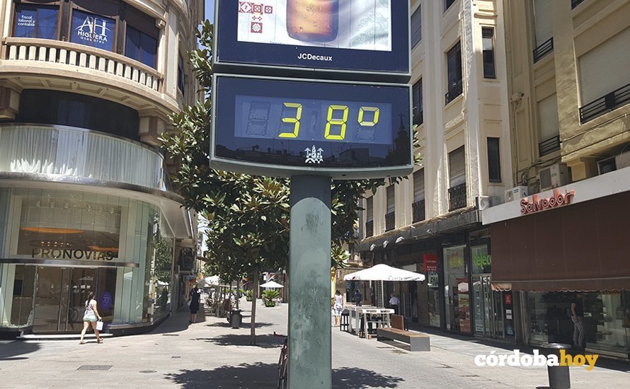Un termómetro de la capital con sus buenos 38 grados en pantalla