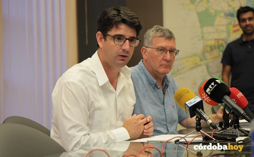 Pedro garcía y Emilio García en la Gerencia Municipal de Urbanismo de Córdoba