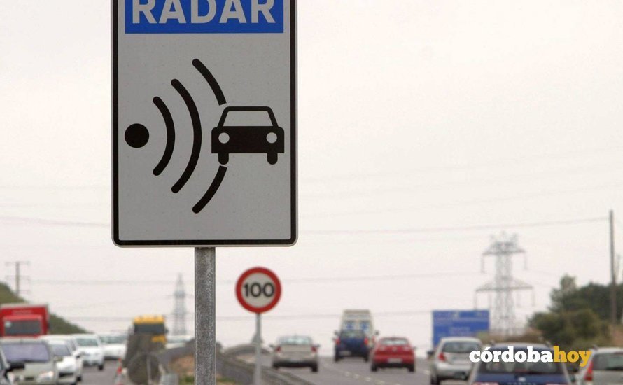 Cartel que marca la presencia de un radar de la Dirección General de Tráfico