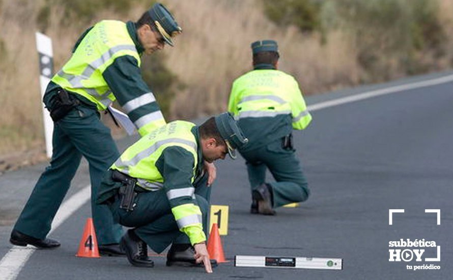 Agentes de la Guardia Civil realizan el atestado de un accidente de tráfico
