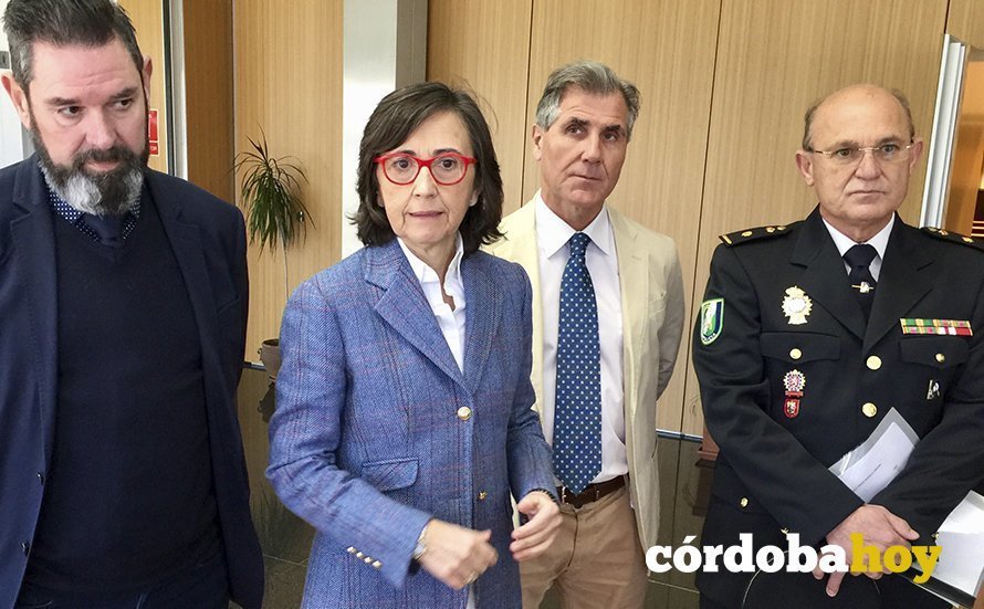 Rosa Aguilar visita la sede la Policía adscrita a la Junta de Andalucía