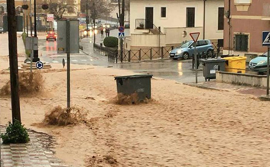 Una de las calles afectadas por el temporal en el casco urbano de Cabra
