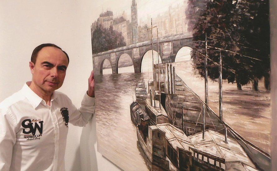 El pintor de Martos José Domínguez posa con una de sus obras