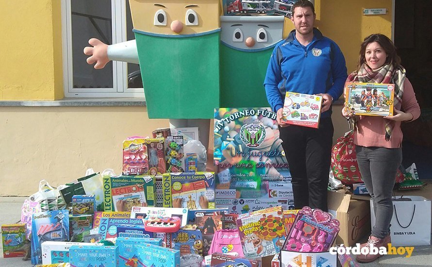 Kurtuba Sur entrega juguetes a Sadecoa para la Navidad de 2018
