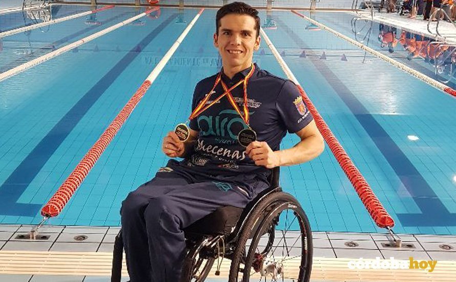 Paco Salinas con sus dos medallas logradas en Valdepeñas