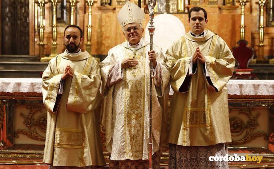 El obispo con los dos diáconos ordenados