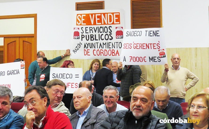 Protesta en el Pleno de los trabajadores de Sadeco