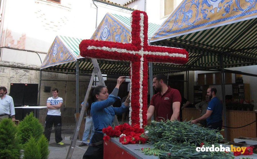 Preparación de una de las Cruces de Mayo de la capital