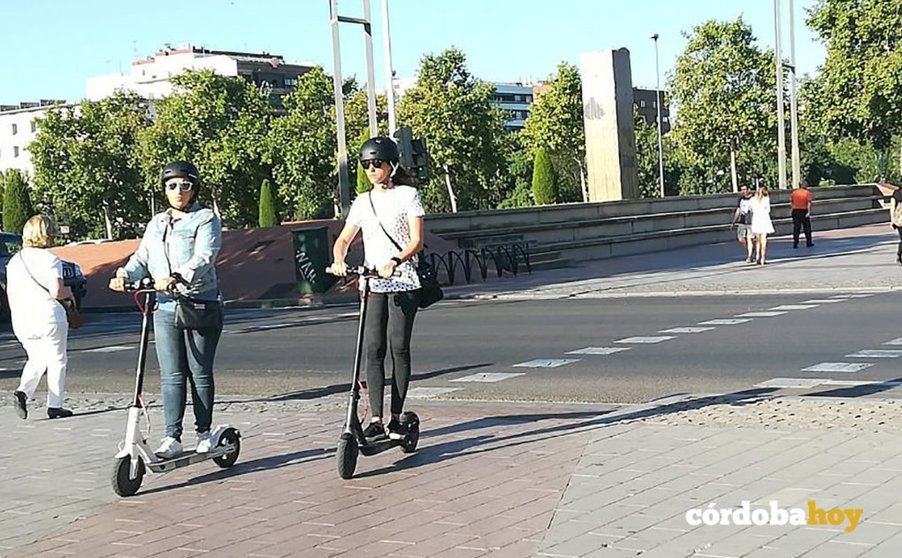 Dos mujeres en scooters eléctricos